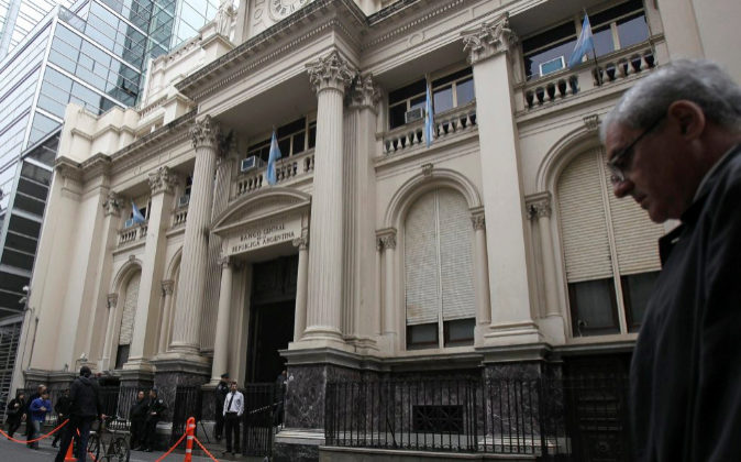 Argentina recorta tasa en medio de apuestas de precios a la baja
