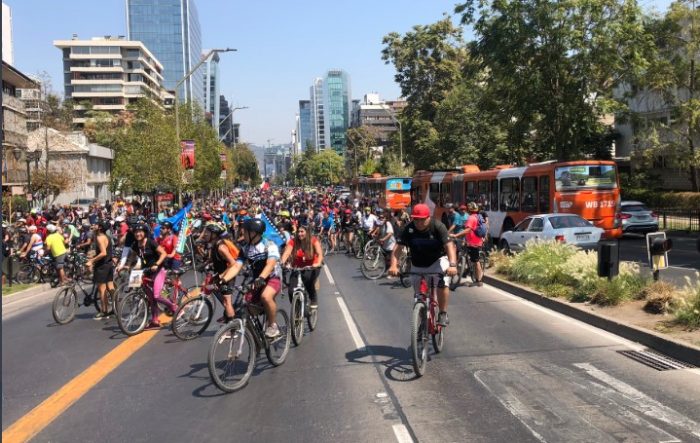 Marzo comienza con miles de ciclistas en caravana por el «Apruebo» en las calles de Santiago