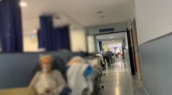 Internados en los pasillos: hospital de Madrid colapsó por atención a enfermos de Covid-19
