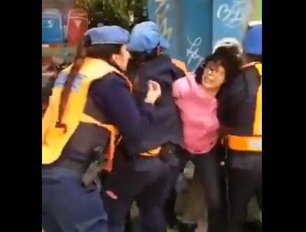 Policía argentina retuvo a dos personas que llegaron de Europa y se opusieron a respetar la cuarentena