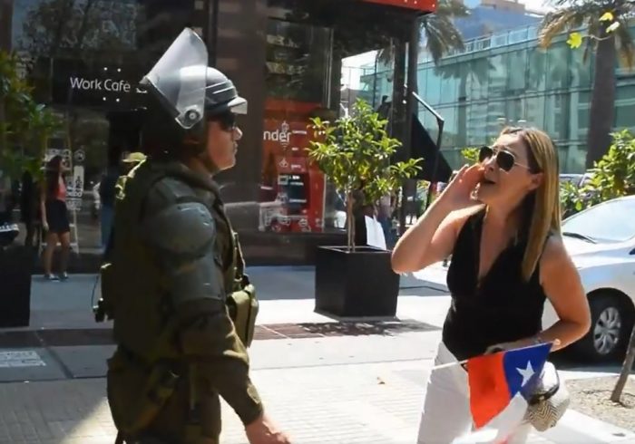 Redes sociales se lanzan contra mujer que gritó «más ojos van a salir en marzo» en marcha por el Rechazo