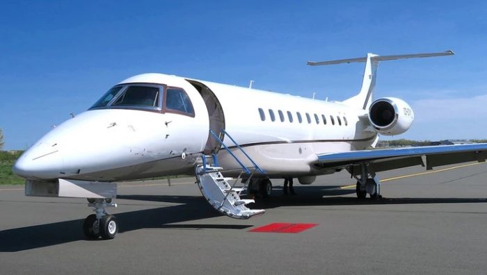 Los ricos corren a contratar aviones privados para volver a casa