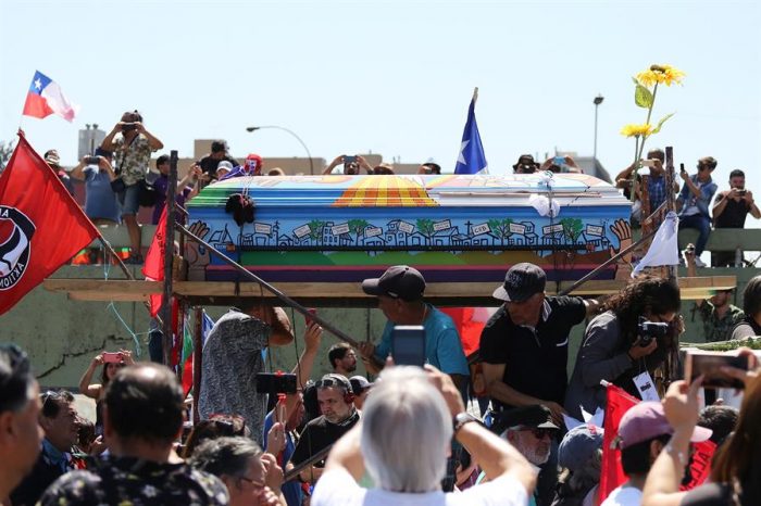Adiós al «cura obrero»: despiden restos del sacerdote Mariano Puga en la Plaza de la Dignidad