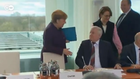 El frustrado saludo entre Angela Merkel y el ministro del Interior que revela el susto por el coronavirus en Europa