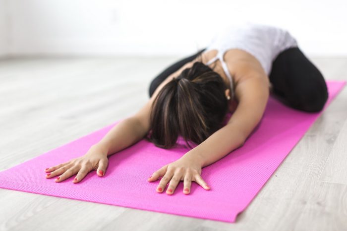 Mente sana, cuerpo sano: por qué realizar yoga y reiki es ideal durante la cuarentena