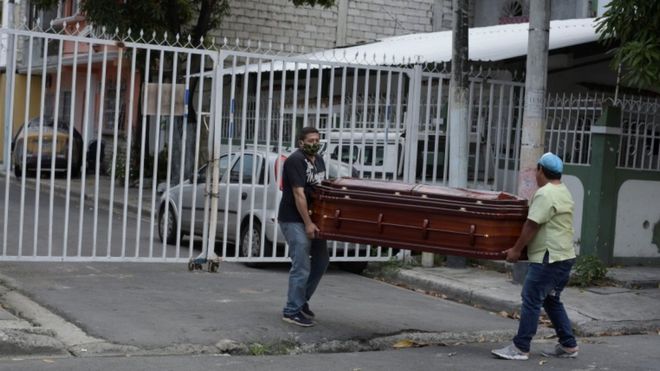 El drama de Guayaquil, en Ecuador, que tiene más muertos por coronavirus que países enteros y lucha a contrarreloj para darles un entierro digno