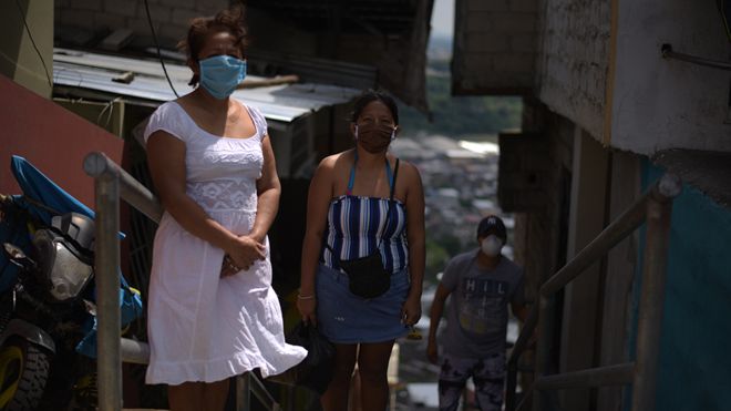 Coronavirus en Ecuador: “Embalamos en plástico los cuerpos de mi hermana y su esposo y esperamos 4 días para que se los llevaran”