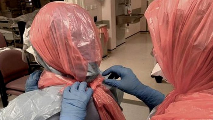 «Nos tenemos que poner bolsas de basura en la cabeza»: el testimonio de una médica que atiende a los pacientes más graves de covid-19 en Reino Unido