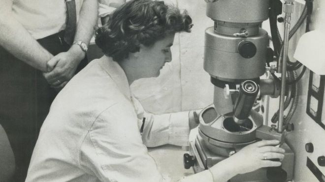 June Almeida, la mujer que obtuvo las primeras imágenes de un coronavirus humano en la historia