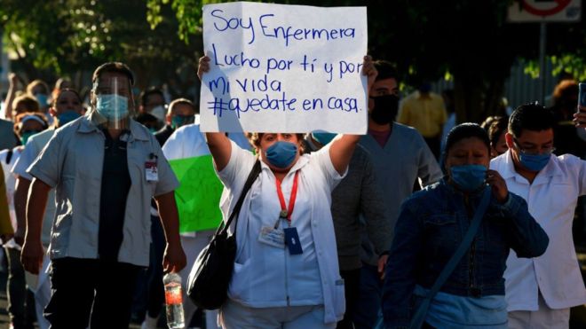 “Me tiraron café caliente por la espalda y me gritaron ‘¡infectada!’”: el aumento de las agresiones en México contra personal médico que combate el coronavirus