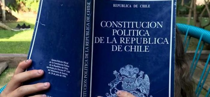 «La Constitución Comentada»: más de 30 profesionales examinan la  Carta Fundamental vigente en nueva publicación