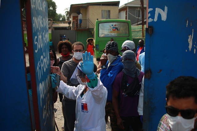 Haitianos contagiados con Covid-19 son trasladados a residencias sanitarias y el caso reinstala debate por arriendos inescrupulosos a inmigrantes
