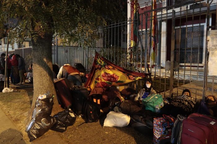Llevan tres noches: inmigrantes acampan afuera del consulado boliviano en Providencia exigiendo que los ayuden a regresar a su país