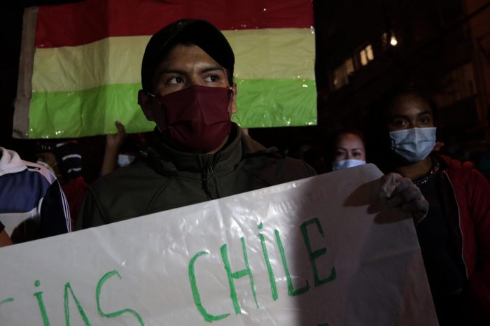 Bolivianos que durmieron afuera del consulado comienzan su viaje a Iquique para poder regresar a su país