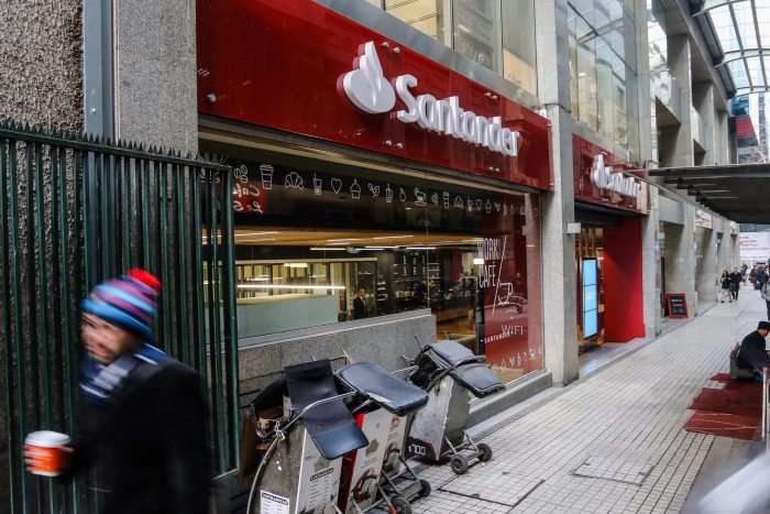 Compró autos y casas: Banco Santander se querella contra ex subgerenta que robó más de $2 mil millones con un complejo mecanismo