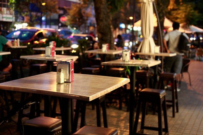 No más de 90 minutos en el local y turnos de desinfección: la fórmula que plantea Andalucía para reabrir restaurantes y bares