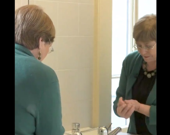 Michelle Bachelet participa en campaña para el correcto lavado de manos en contra del coronavirus