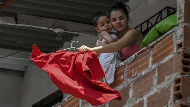 Coronavirus: Por qué tantos colombianos han colgado trapos rojos en sus casas en medio de la cuarentena por la pandemia