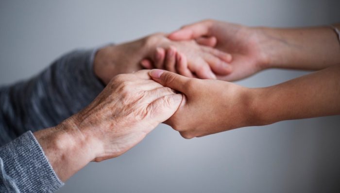 Comuna lanza plan de apoyo a adultos mayores “Contigo”