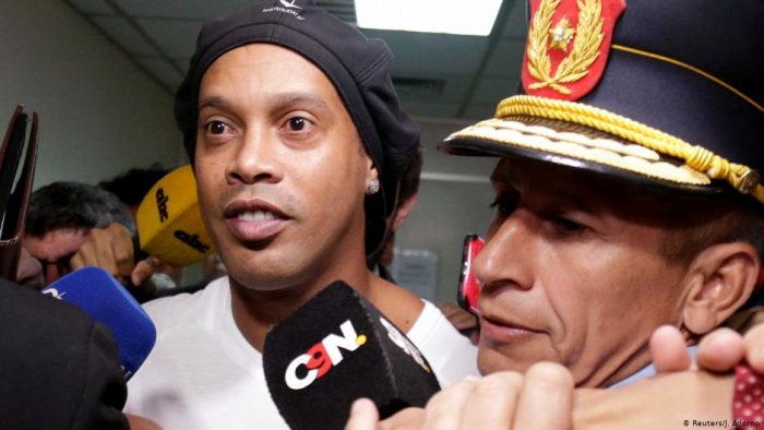 Otorgan arresto domiciliario a Ronaldinho tras pago de fianza millonaria