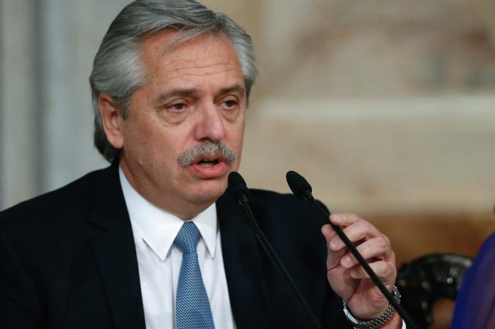 Presidente argentino reprograma  su visita a Chile por cuarentena preventiva de Piñera