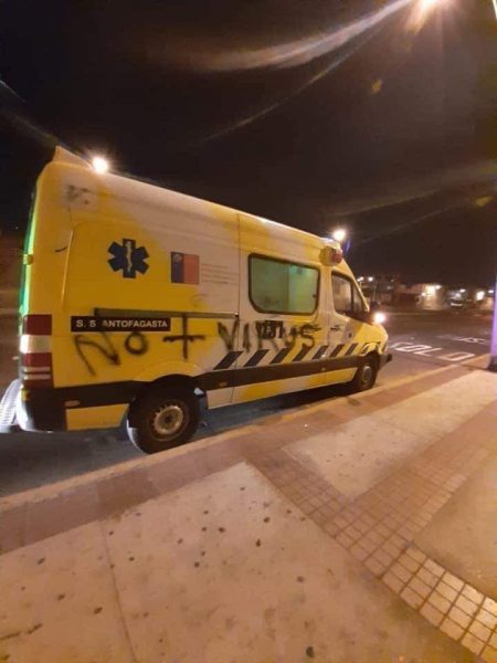 Antofagasta: Rayaron y apedrearon ambulancia que trasladaba muestras de coronavirus desde Calama