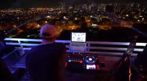 Dj animó fiesta vía streaming desde su balcón en San Miguel
