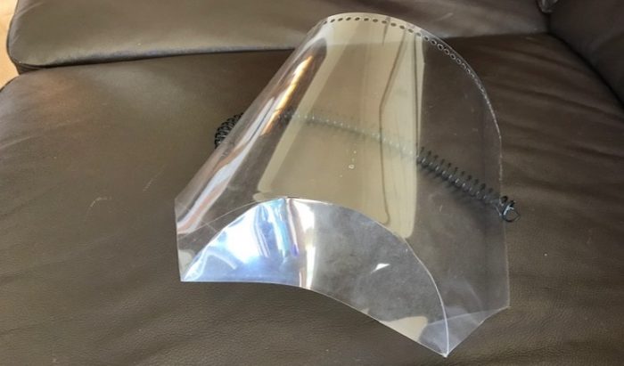 Diseñador enseña a fabricar escudo facial con plástico de anillados