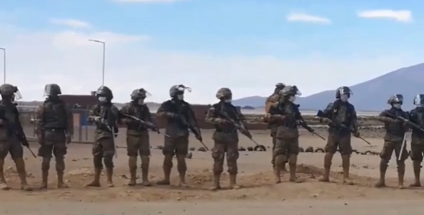 Bolivianos varados en Chile presionan a militares de su país para poder cruzar la frontera