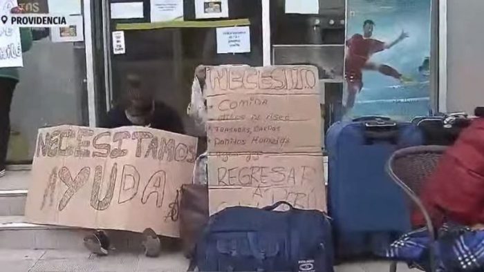 Cerca de 50 peruanos acampan afuera del consulado ubicado en Providencia: piden ayuda para regresar a su país