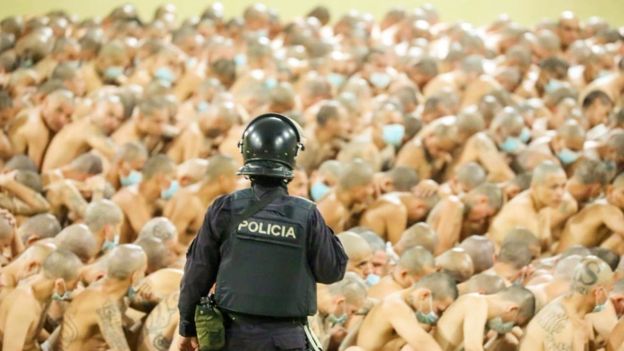 Las impactantes imágenes con las que El Salvador anunció que juntó a presos de diferentes pandillas en las celdas para combatir la violencia (y qué riesgos conlleva)