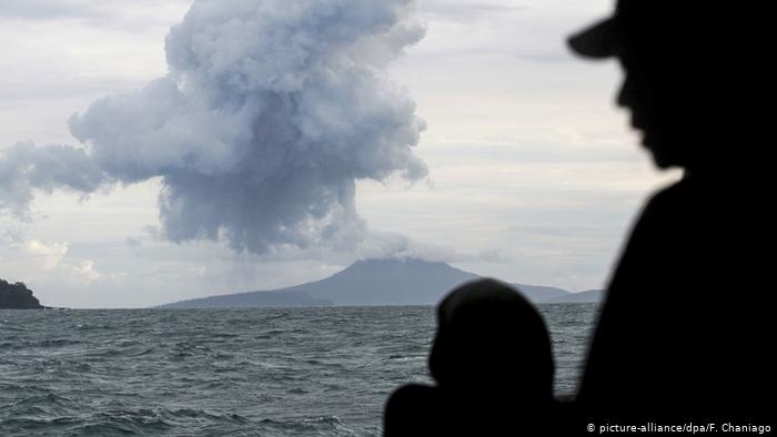 El volcán indonesio Anak Krakatoa expulsa nubes de ceniza, humo y magma