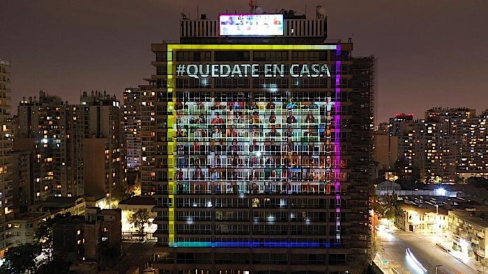 Con música y juegos de luces Enel Chile saluda a los «héroes sin capa» del coronavirus
