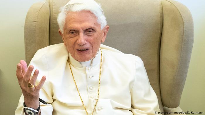 Benedicto XVI dice que quieren «callarlo»