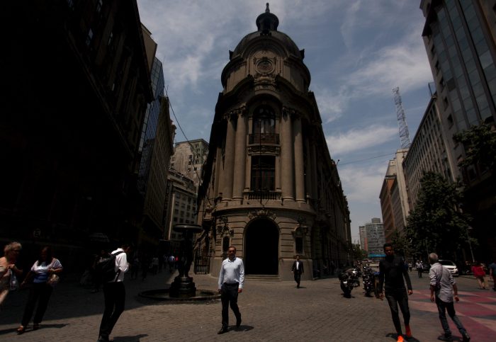 Bolsa de Santiago cierra en rojo tras anuncio de cuarentena total en gran parte de la capital