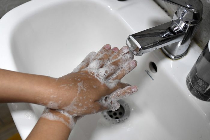 Estudio reveló que Chile es uno de los países que menos cumple con lavado de manos y distanciamiento social