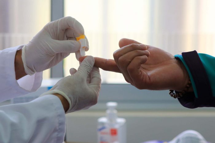 Recintos de salud privados suspenden toma de exámenes PCR por «falta de stock» y «problemas de capacidad técnica»