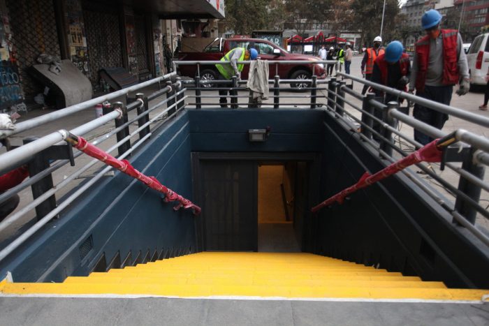 Metro anuncia reapertura de estación Baquedano desde el lunes con dos accesos habilitados