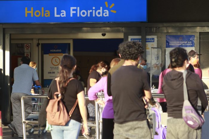 Se registran largas filas en centros comerciales de La Florida a horas de entrar en cuarentena obligatoria