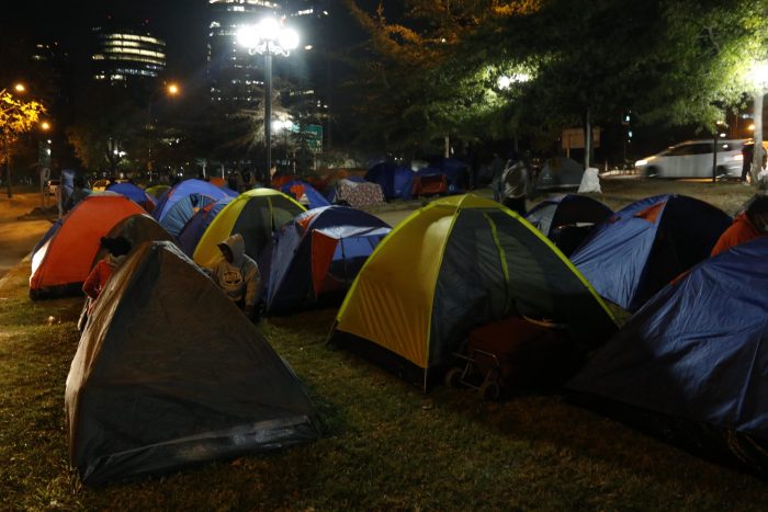 Ciudadanos bolivianos acamparon frente a su Consulado: piden ayuda para regresar a su país
