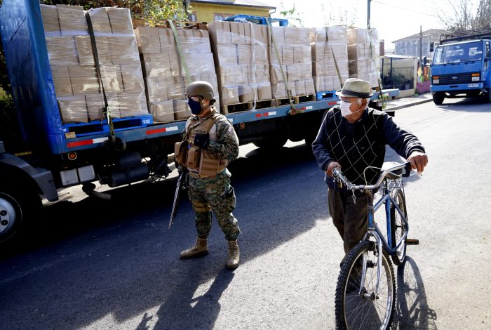 Canastas de alimentos que se entreguen en Quinta Normal serán escoltadas por militares