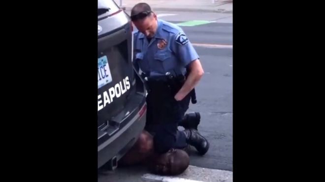 La indignación por la muerte de un afroestadounidense después de que se viera a un policía blanco arrodillándose en su cuello