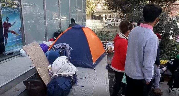 Ciudadanos peruanos siguen acampando a las afueras del consulado de ese país