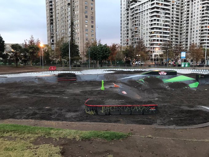 Tras denuncias de vecinos: Municipalidad de Santiago sepulta skatepark con cinco toneladas de tierra para evitar su uso durante la pandemia