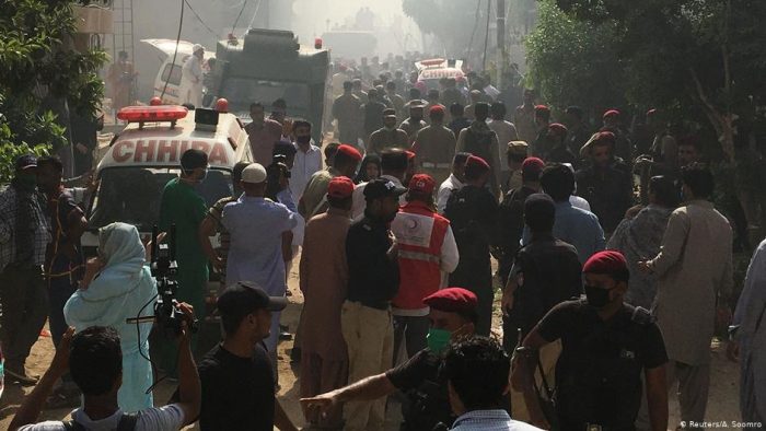 Avión con más de 100 pasajeros se estrella en Pakistán