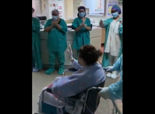 Mujer de 85 años deja el Hospital de Iquique entre aplausos luego de superar el coronavirus