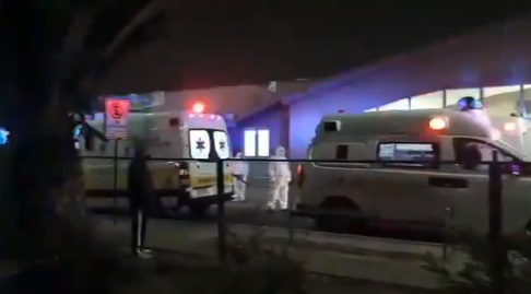 Sirenas activadas en modo de protesta: denuncian que pacientes deben esperar hasta 12 horas en ambulancia para poder ser atendidos en Hospital El Pino 