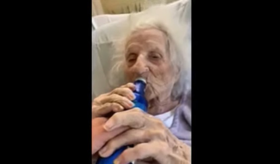 Paciente de 103 años dada de alta por Covid-19 celebra su recuperación tomando una cerveza