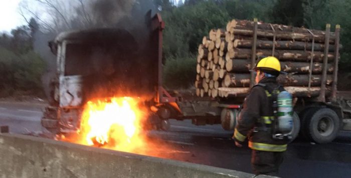 Nuevo ataque incendiario en La Araucanía dejó cinco camiones quemados