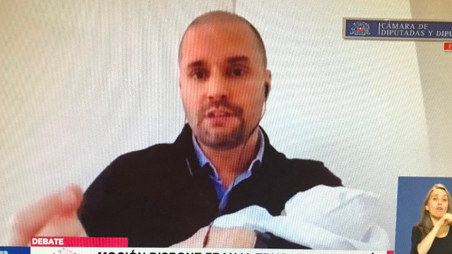 Diputado Jaime Bellolio participa en sesión telemática de la Cámara junto a su hijo recién nacido